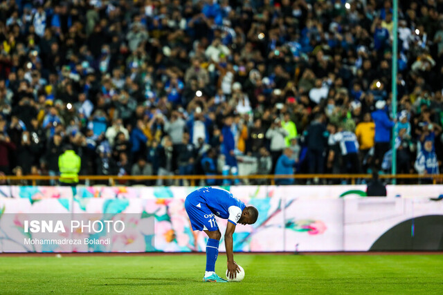 پرتاب اشیا به سمت بازیکنان استقلال پرتاب اشیا به سمت بازیکنان استقلال