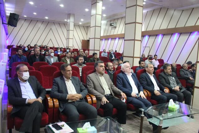 باید به تأکید سه دهه مقام معظم رهبری بر موضوع «اقتصاد» در نامگذاری‌های نوروزی توجه شود