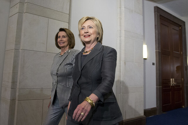 از راست، کلینتون و پلوسی پلوسی: پوتین بیش از همه از هیلاری کلینتون میترسد!