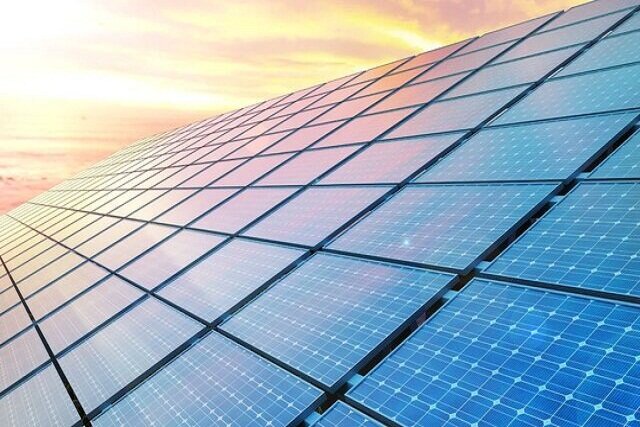احداث ۱۷ شهرک صنعتی خورشیدی تا تابستان/سرمایه‌گذاری با ۲.۵ میلیارد تومان در انرژی پاک
