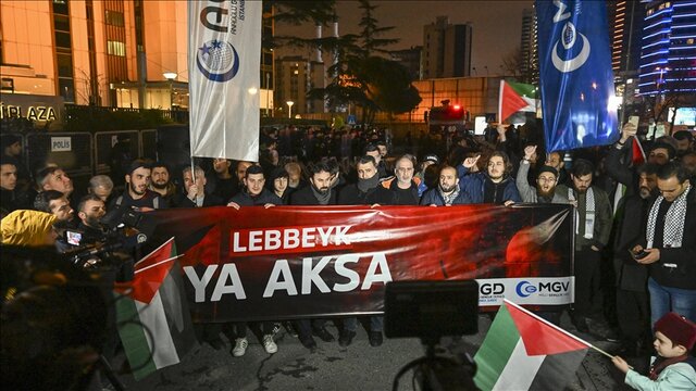 تجمع ساکنان استانبول در محکومیت یورش اشغالگران به مسجدالاقصی