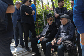 بهمن فرمان‌آرا در مراسم خاکسپاری کیومرث پوراحمد، کارگردان سینما در قطعه هنرمندان بهشت زهرا تهران
