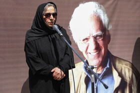 سخنرانی مرضیه برومند،رییس خانه سینما در مراسم خاکسپاری کیومرث پوراحمد، کارگردان سینما در قطعه هنرمندان بهشت زهرا تهران