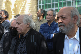 سیروس الوند در مراسم خاکسپاری کیومرث پوراحمد، کارگردان سینما در قطعه هنرمندان بهشت زهرا تهران