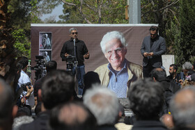 مراسم خاکسپاری کیومرث پوراحمد، کارگردان سینما در قطعه هنرمندان بهشت زهرا تهران