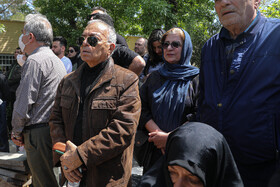 مسعود فروتن در مراسم خاکسپاری کیومرث پوراحمد، کارگردان سینما در قطعه هنرمندان بهشت زهرا تهران