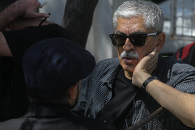 امیر اثباتی در مراسم خاکسپاری کیومرث پوراحمد، کارگردان سینما در قطعه هنرمندان بهشت زهرا تهران