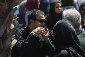 محمد رضا فروتن در مراسم خاکسپاری کیومرث پوراحمد، کارگردان سینما در قطعه هنرمندان بهشت زهرا تهران