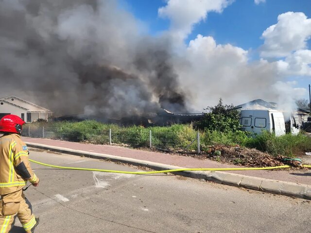 یک مامور آتش نشان در حال خاموش کردن آتش سوزی ناشی از حمله موشکی از خاک لبنان به شمال اراضی اشغالی بازگشت شرایط به حالت عادی در منطقه مرزی اسرائیل با غزه و لبنان