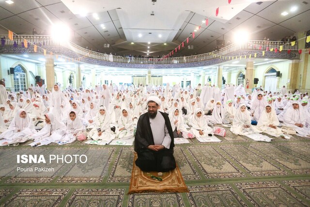 عکس آرشیوی است. تجهیز و غبار روبی نمازخانههای مدارس برای اقامه نماز جماعت