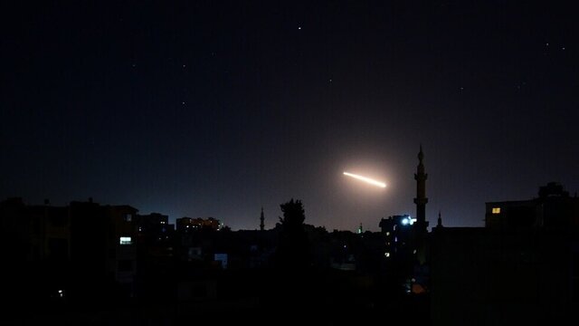 مقابله پدافند هوایی سوریه با حمله رژیم صهیونیستی به اطراف دمشق