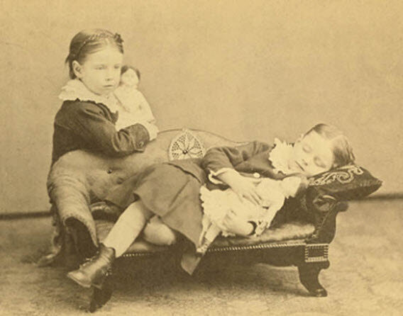 سلفی با مردگان/ وقتی اروپاییها از متوفیان خود عکس میگرفتند!