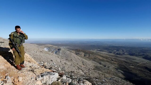 یک نظامی صهیونیست در بلندهای جولان بلندیهای جولان؛ اشغال ۵۵ ساله خاک سوریه