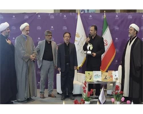 خادمان ملی صحیفه سجادیه در نمایشگاه قرآن تجلیل شدند خادمان ملی صحیفه سجادیه در نمایشگاه قرآن تجلیل شدند
