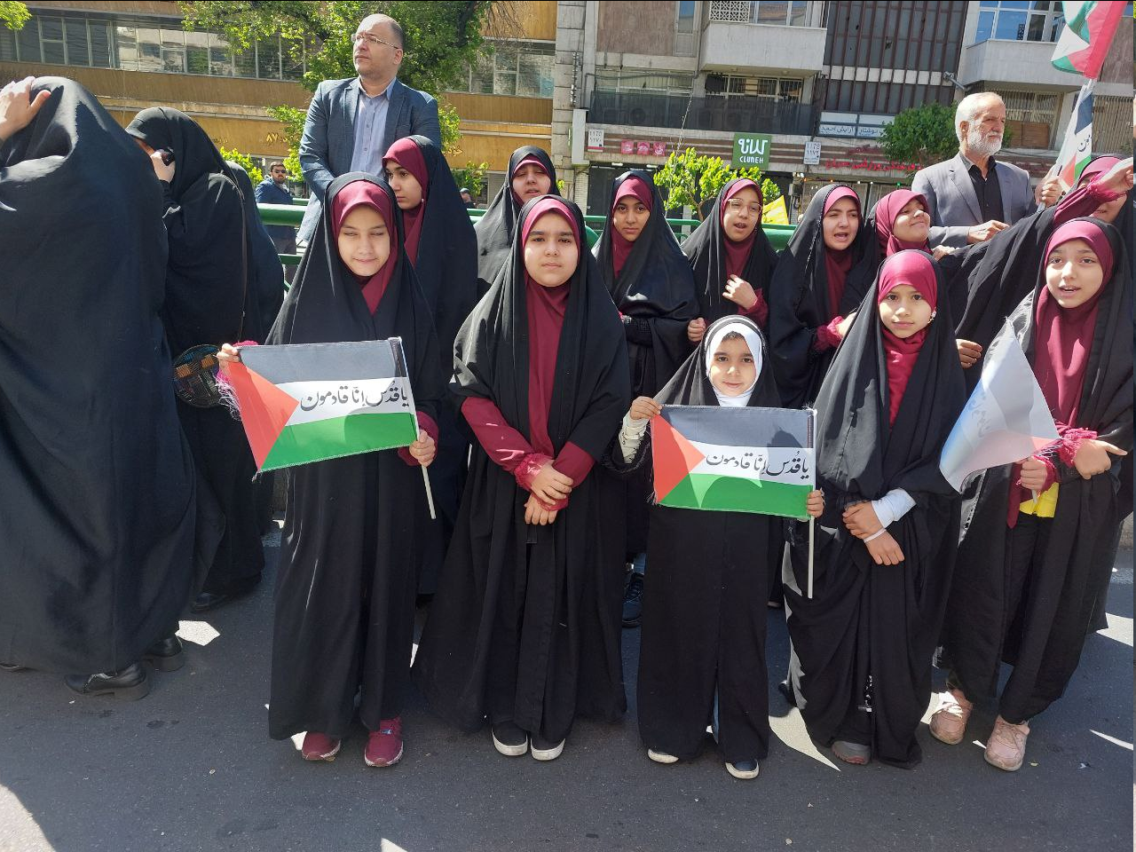 اهتزاز پرچم حزبالله لبنان در دست راهپیمایان تهرانی/ حضور فعال نونهالان و نوجوانان