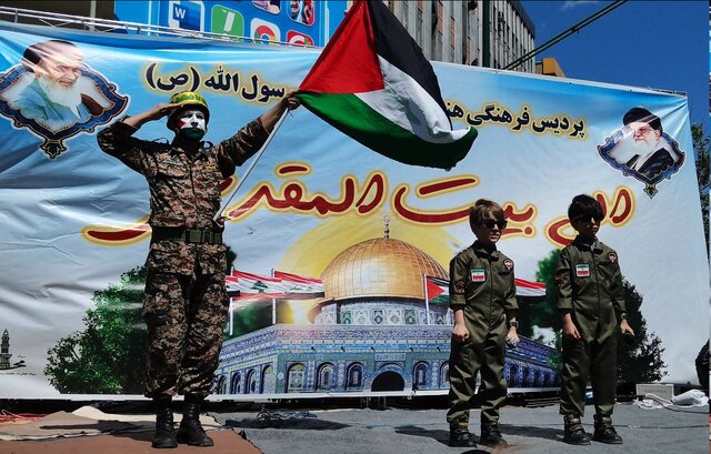 برافراشتن پرچم فلسطین در مسیر راهپیمایی روز قدس در تهران