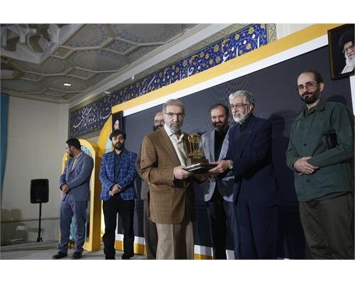 برگزیدگان جایزه ادبی حافظ تجلیل شدند برگزیدگان جایزه ادبی حافظ تجلیل شدند