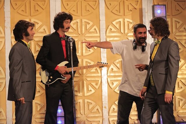 نمایی از پشت صحنه فسیل کارگردان «فسیل» سریال کمدی میسازد