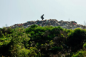 در محل دپوی زباله افرادی که اکثرا از اتباع خارجی هستند مراحل تفکیک زباله را بصورت کاملا غیر بهداشتی و غیر اصولی انجام میدهند.