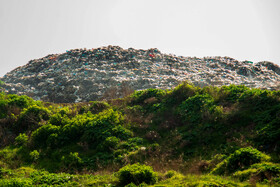 انباشت چندین تن زباله در روز موجب پیدایش تپه‌های زباله در منطقه دپو شده است.