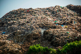 تپه‌های ایجاد شده در محل دپوی زباله نکا حاصل از انباشت چندین تن زباله در روز است.