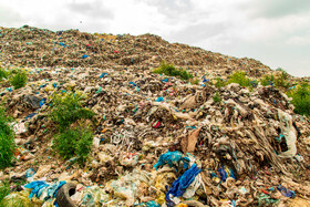 انباشت روزانه ۶٠ تن زباله، باعث ایجاد تپه‌هایی از زباله شده است.