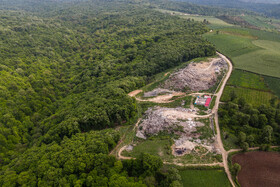 دپو زباله نکا در میان جنگل و زمینهای کشاورزی  قرار دارد.