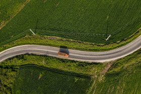 رنگ سیاه جاده به علت تردد ماشینهای حمل زباله و نشت شیرآبه از آنهاست.