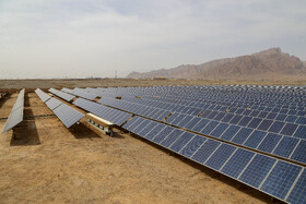 در نیروگاه‌های خورشیدی بزرگ از دو نوع اینورتر مرکزی (Central) و اینورترهای توزیع شده (distributed ) استفاده می‌شود.