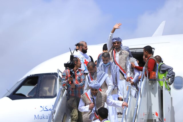 بازگشت حدود ۹۰۰ اسیر جنگ یمن با پروازهای صلیب سرخ