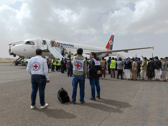 بازگشت حدود ۹۰۰ اسیر جنگ یمن با پروازهای صلیب سرخ