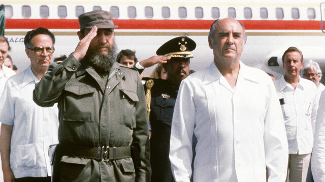 خوزه لوپز پورتیو (سمت راست) در کنار فیدل کاسترو رئیسجمهور اسبق مکزیک مامور سیا بود