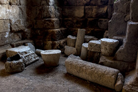 ستون‌ها، سرستون‌ها، کتیبه‌ها و پایه ستون‌های سنگی باقی مانده از آمفی تئاتر باستانی رومی‌ها در سوریه در اتاقک‌های فضای داخلی آمفی تئاتر سال‌هاست به حال خود رها شده‌اند.