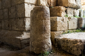 یکی از ستون‌های سنگی قرار گرفته در فضای داخلی آمفی تئاتر جبله، که روی آن نوشته‌هایی به خط‌هایی مانند انگلیسی و عبری به چشم می‌خورد. این ستون از هر نوع آسیبی در امان نیست.