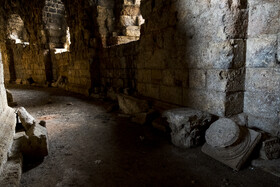 ستون‌ها، سرستون‌ها، کتیبه‌ها و پایه ستون‌های سنگی باقی مانده از آمفی تئاتر باستانی رومی‌ها در سوریه در اتاقک‌های فضای داخلی آمفی تئاتر سال‌هاست به حال خود رها شده‌اند.