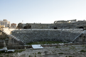 آمفی تئاتر «جبله» در زمینی مسطح و رو به شمال ساخته شده است. این سازه حدود دو هزار سال قبل با بلوک‌هایی از سنگ آهک شنی محلی ساخته شد.
