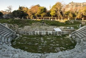 نمای بیرونی تئاتر جبله؛ دومین آمفی تئاتر بزرگ رومی‌ها در سوریه که در قرن دوم میلادی، دایره‌ای شکل به قطر حدود 90 متر و در سه طبقه ساخته شد. 