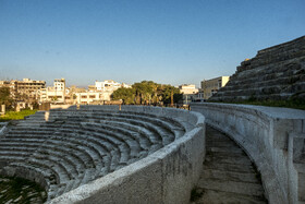 در این آمفی تئاتر رومی، 35 ردیف صندلی سنگی برای استفادۀ حدود هشت هزار تماشاگر ساخته شده است.
