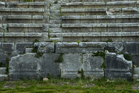 سازه‌های سنگی باقی مانده از آمفی تئاتر دو هزار ساله جبله که به نظر می‌رسد گذر زمان بر آن‌ها بیشترین تاثیر را داشته است.