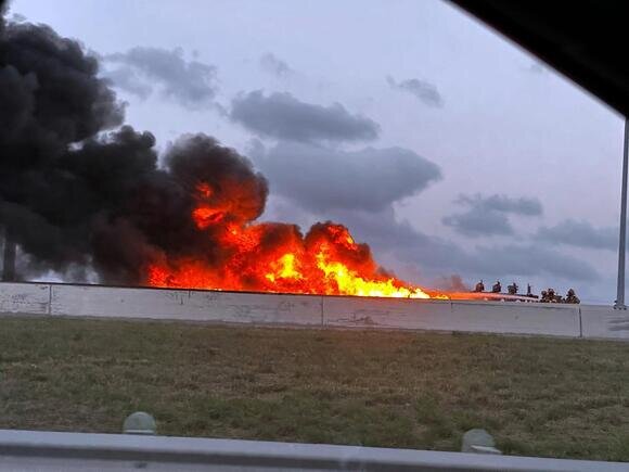 عکس: نیوزبریک واژگونی و انفجار تریلی ۱۸ چرخ در بزرگراهی در تگزاس