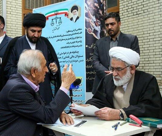 عکس آرشیوی است رئیس دیوان عالی کشور در بردسیر/بررسی مسائل و مشکلات واحدهای تولیدی و صنعتی