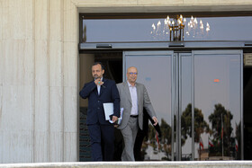 سيد احسان خاندوزي وزير امور اقتصادي و دارايي و محمد علی زلفی گل وزير علوم، تحقيقات و فناوری در حاشیه جلسه هیات دولت - ۳۰ فروردین