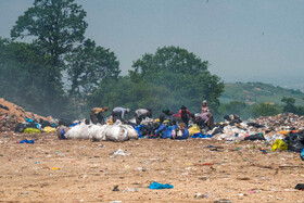 در سایت جمع آوری زباله افراد غیر بومی که اکثرا از اتباع افغان هستند، مشغول به کار هستند. این افراد تفکیک زباله در مقصد را انجام میدهند.