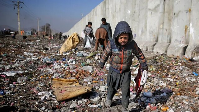 تهدید سازمان ملل به اتخاذ تصمیم "اندوهبار" خروج از افغانستان/ شمار فقرای افغانسنان دو برابر شده