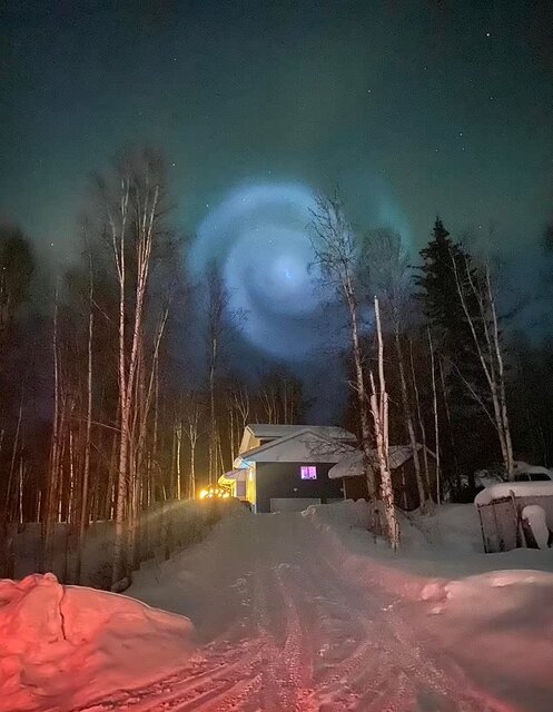 درخشش یک نور مارپیچی مرموز در آسمان آلاسکا