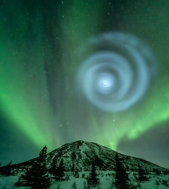 درخشش یک نور مارپیچی مرموز در آسمان آلاسکا
