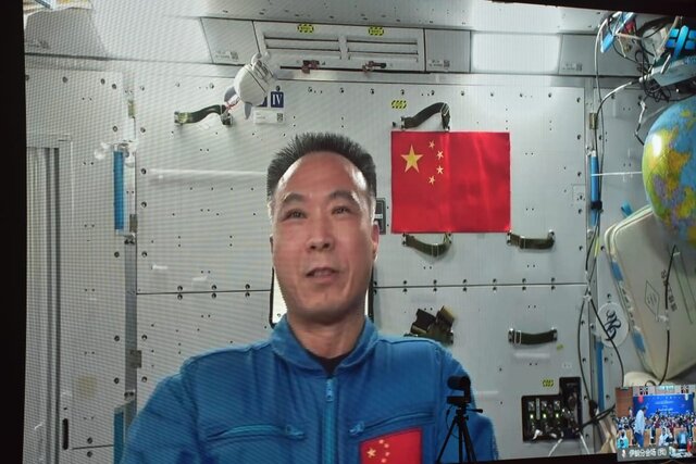 فضانورد چینی مستقر در ایستگاه فضایی «شن ژئو ۱۵» - عکسها: فاطمه کرمی، خبرنگار ایسنا تماس تصویری بچّههای ایرانی با فضانوردان چینی
