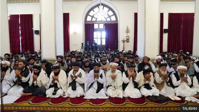 رهبران طالبان در حال نماز عید فطر در ارگ کابل اشرف غنی: رهبران طالبان به ثروتمندترین افراد تبدیل شدهاند