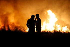 آتشسوزی در بخش نیزارهای خشک تالاب میقان اراک  بر اثر صاعقه