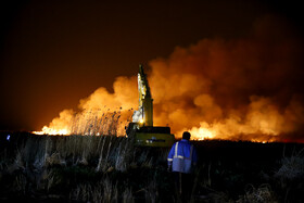 آتشسوزی در بخش نیزارهای خشک تالاب میقان اراک  بر اثر صاعقه